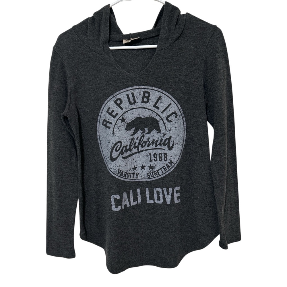 Free Kisses Gray Cali Love Bear Graphic V-Neck Lightweight Hoodie Tunic Size M